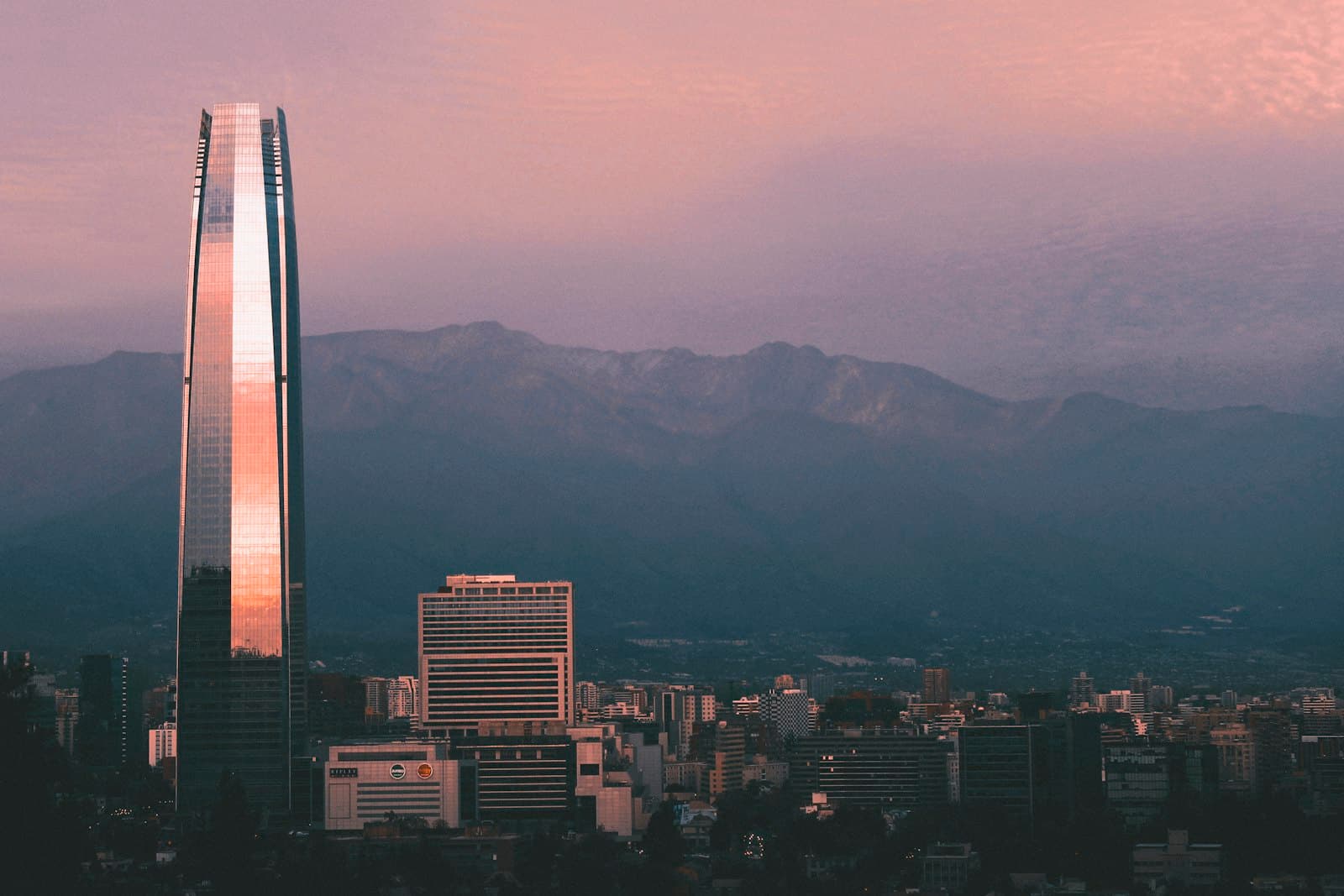 Gran Torre Santiago al atardecer con la cordillera de los Andes de fondo