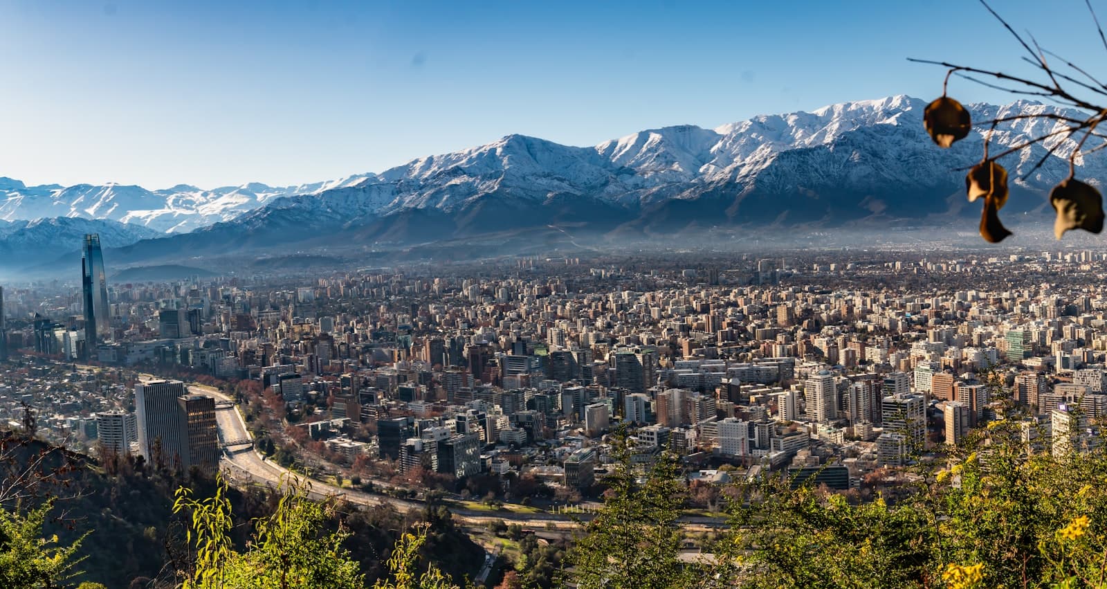 Vista panorámica de Santiago de Chile con la cordillera de los Andes nevada
